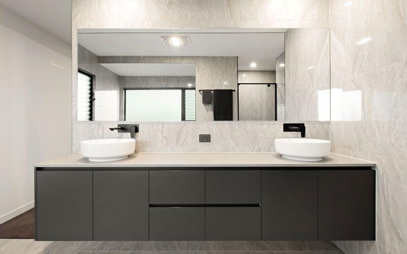 Vanité de salle de bain grise de style moderne