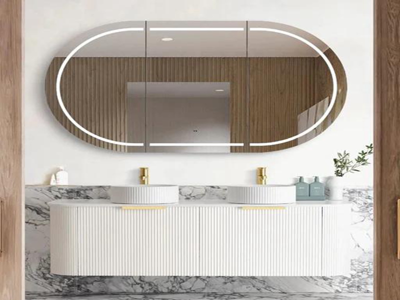 Armoire de salle de bain en bois massif laqué blanc crème haut de gamme avec moulure de porte