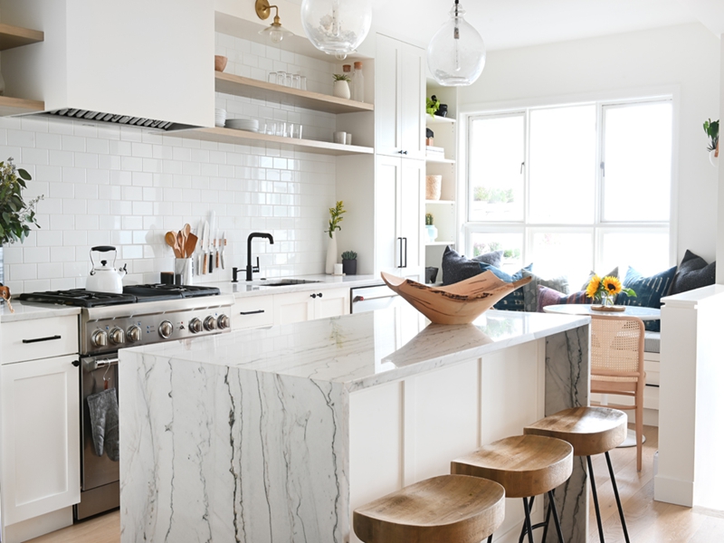 armoire de cuisine avec panneau fini laqué