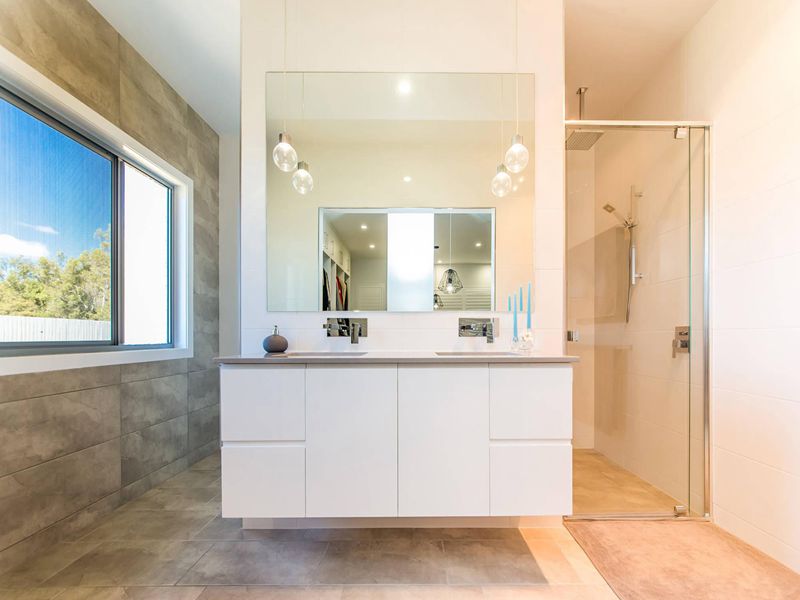 Conceptions libres de poignée de vanité de salle de bains en bois massif de finition de laque blanche minimaliste