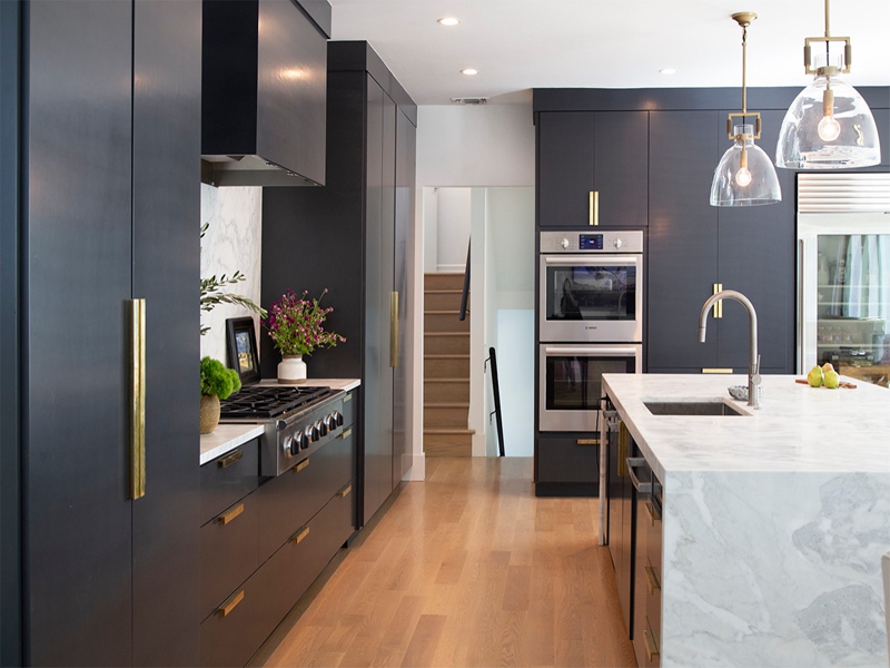 Armoires de cuisine à panneau plat finies en laque noire mate de style moderne avec un magnifique comptoir en quartz