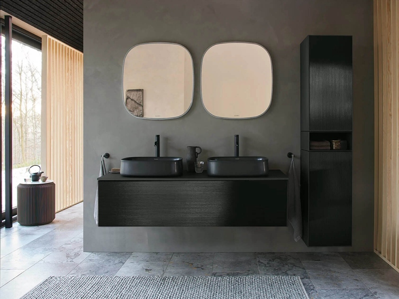 Armoire de salle de bain noire minimaliste avec grain de bois clair