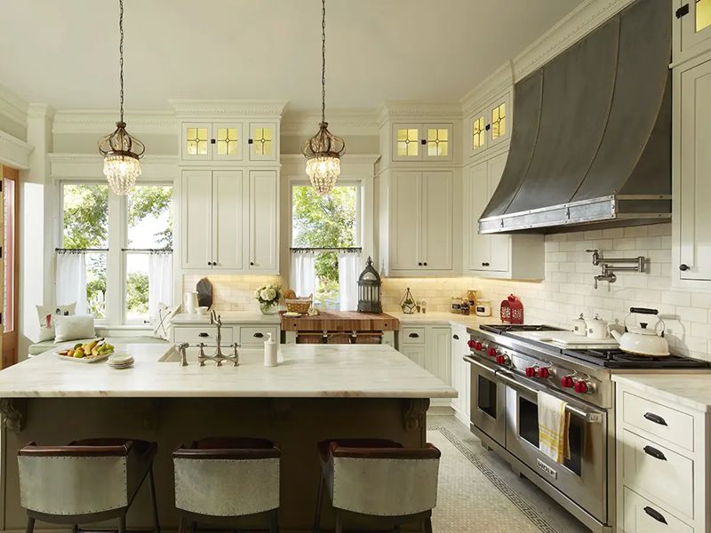Armoires de cuisine en bois massif laqué blanc pur de style Shaker avec panneaux de verre