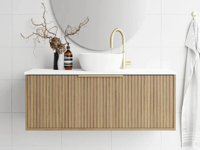 Meuble-lavabo de salle de bains au fini grain de bois avec motif cannelé