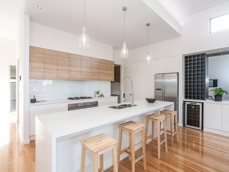 Armoire de cuisine en laque blanche avec armoire murale en bois